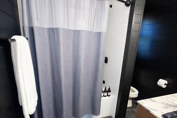 Newly Remolded Bathroom with tub/shower 