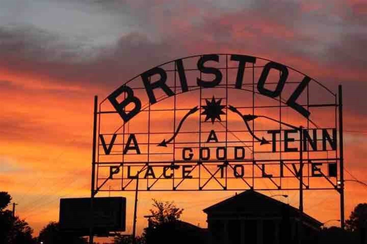 The historic Bristol Sign in the downtown area. You're only 10 minutes away from great shopping, restaurants, bakeries, breweries, coffee shops, and a Fudgery! 