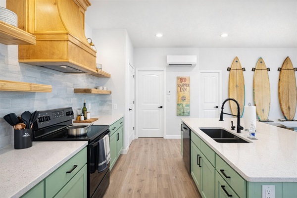 Kitchen (Main Floor): Bright, functional, and stocked for everything from quick breakfasts to seafood feasts.