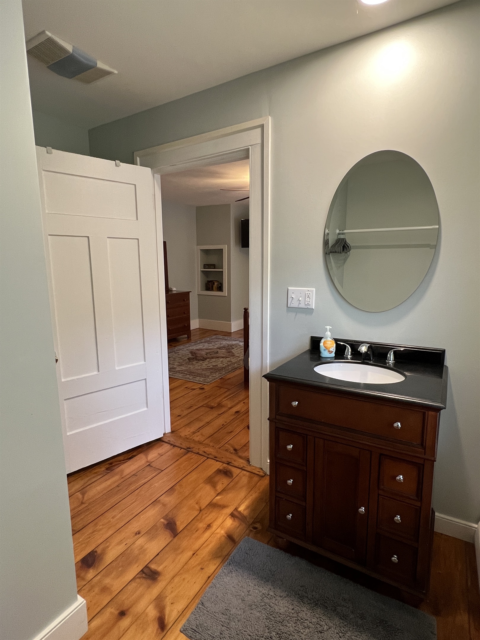 Cloverleaf Farm 2nd floor primary bedroom #2 en-suite bathroom.