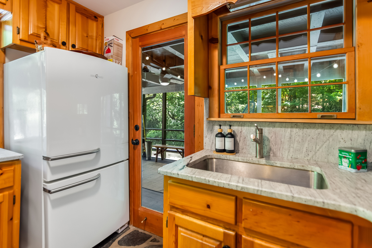 Side entrance to the screened porch 