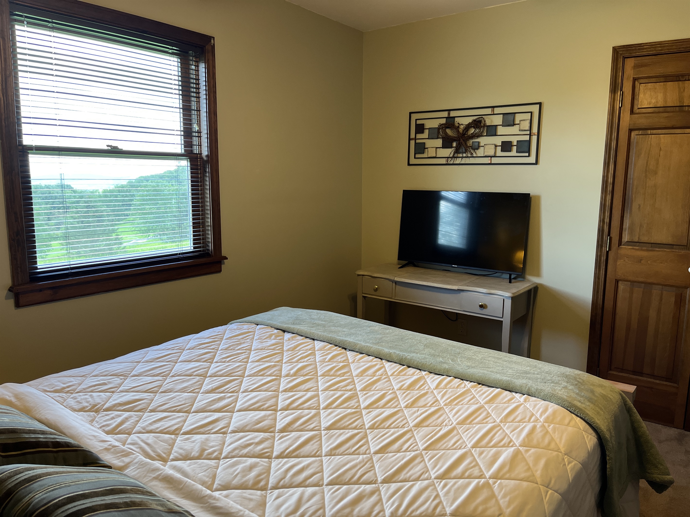 Queen bedroom #2