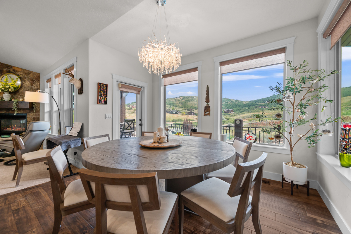 Dinner with a View – Enjoy every meal while taking in sweeping mountain views through expansive windows that bring the beauty of Ogden Valley indoors.