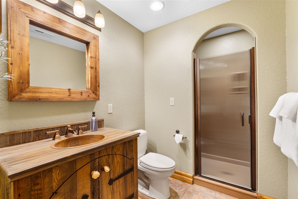 Shared bathroom between king bedroom #7 and #8
