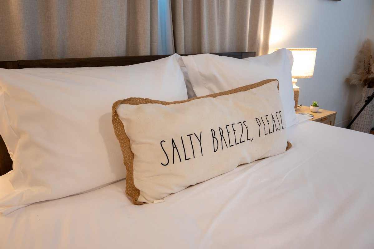 Salty breeze, please – beach-inspired details throughout