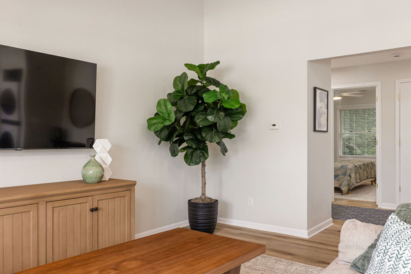 Modern Luxury Condo | Walk to Notre Dame | 2BR/2BA | Parking, photo 17