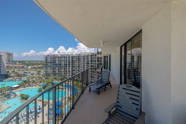 Wrap around balcony: Beach view