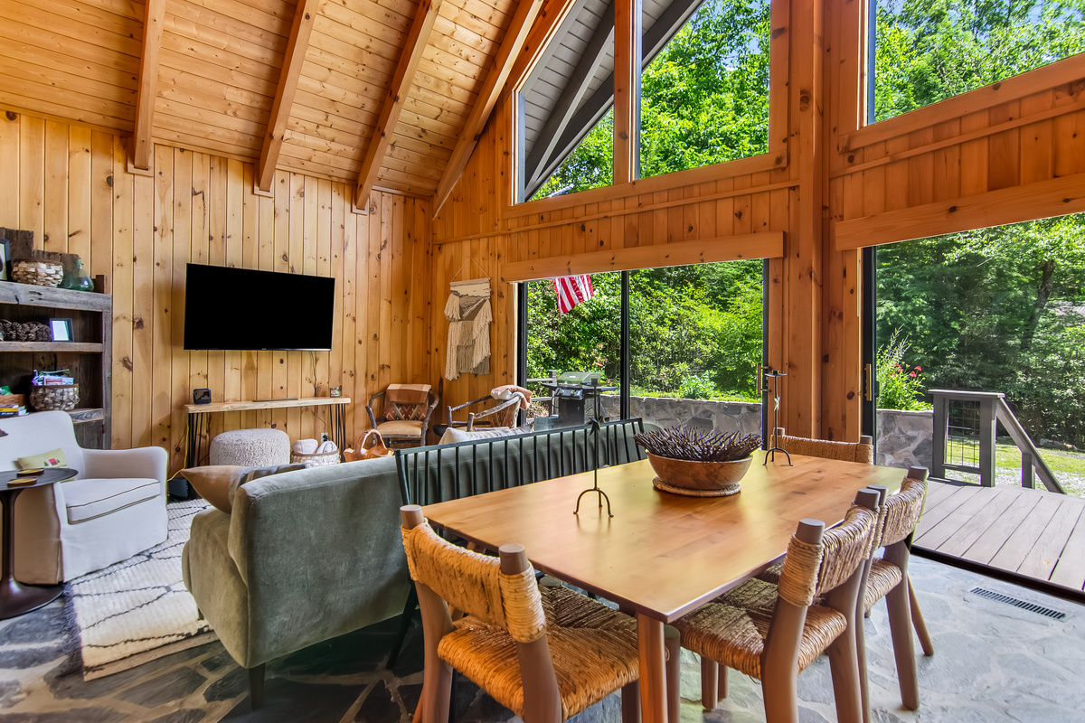 A wall of windows to capture the nature while dining 