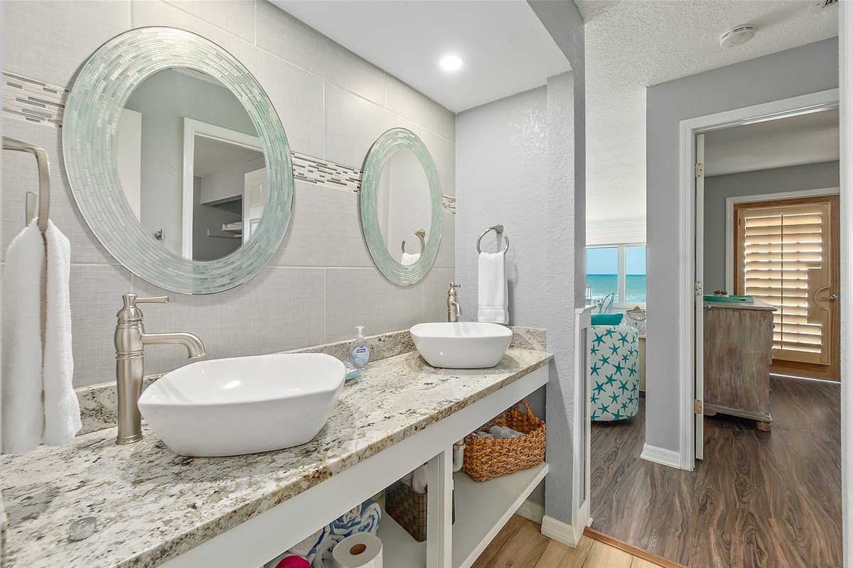 Stylish full bath with double vanity