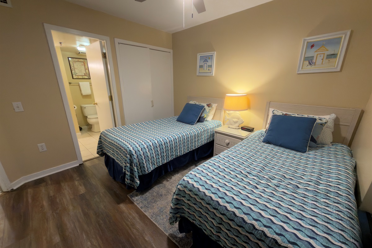 2nd Bedroom With 2 Twin Beds