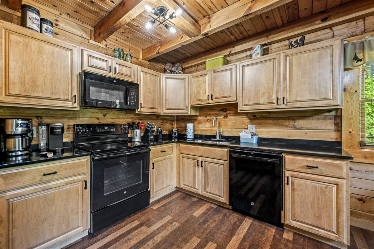 Kitchen (well-stocked)