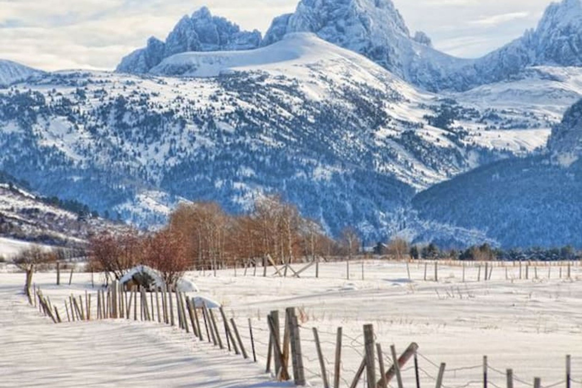 Saddlehorn Cabin is the perfect winter hideaway. Enjoy snow-capped mountain views and nearby skiing.