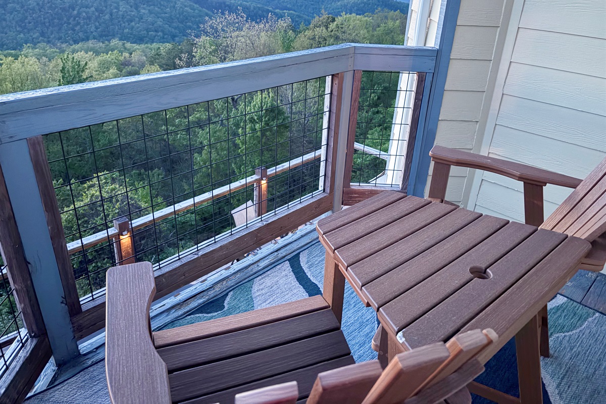 Private deck, peaceful woods, and long-range mountain views made for slow mornings and quiet evenings.