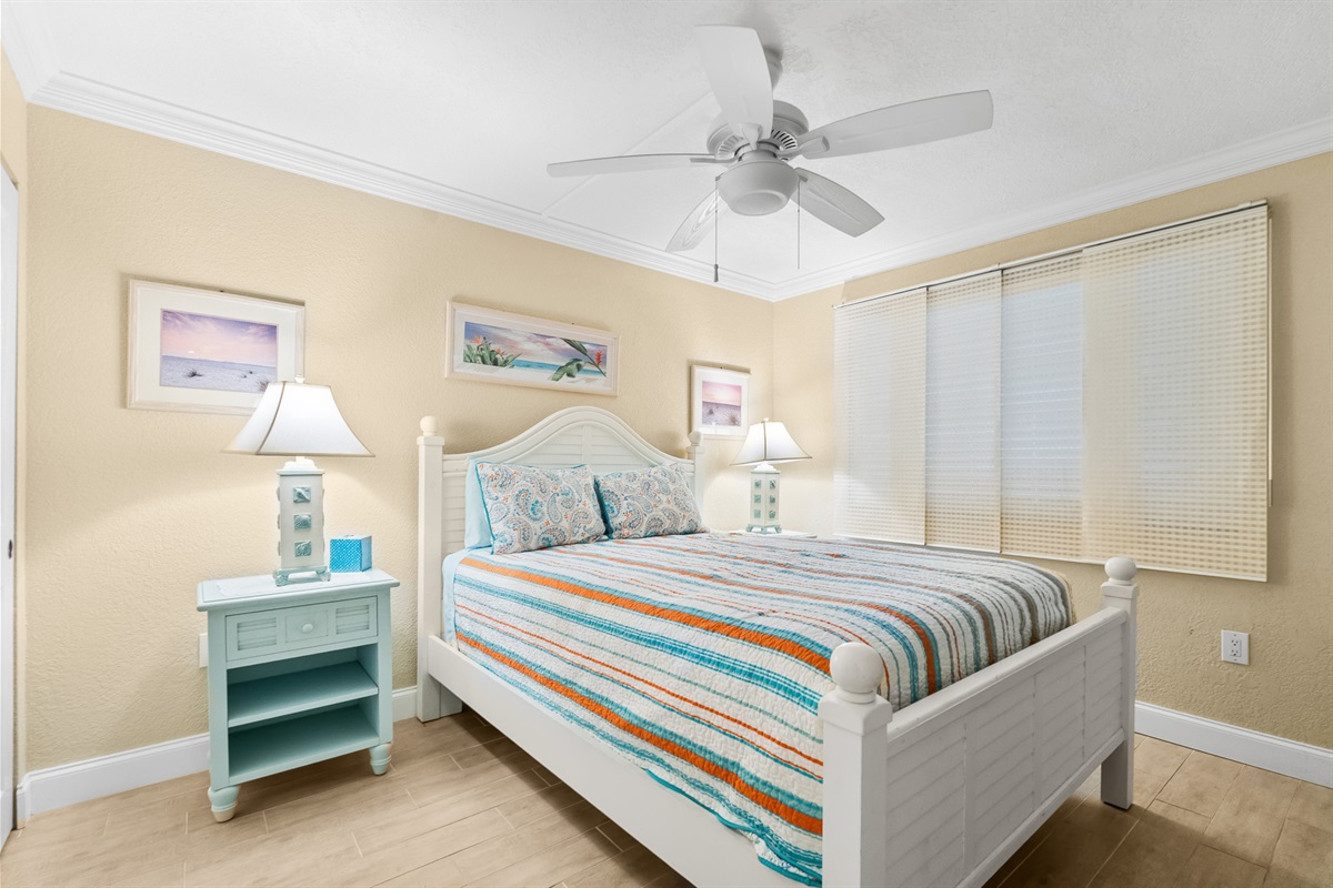 Guest Bedroom, Queen-sized bed