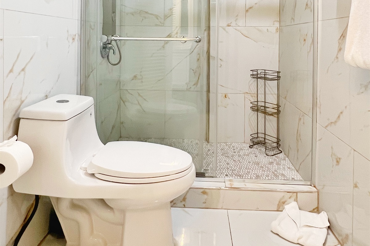 No long waits here&mdash;multiple bathrooms make mornings a breeze for your group.