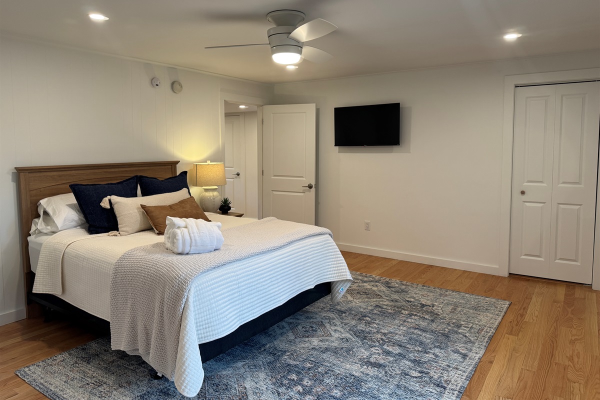 1st floor Queen with en-suite bathroom