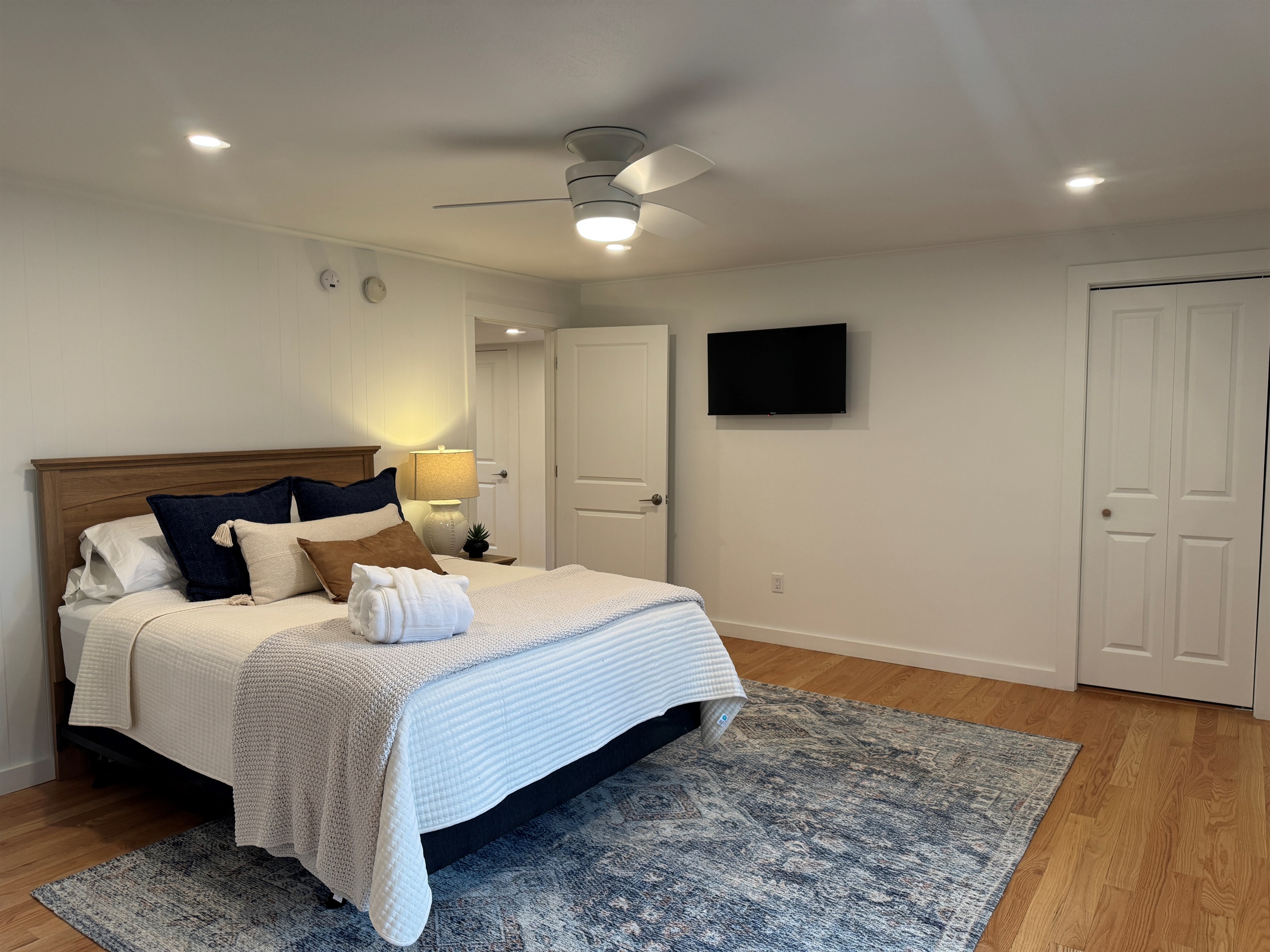 1st floor Queen with en-suite bathroom