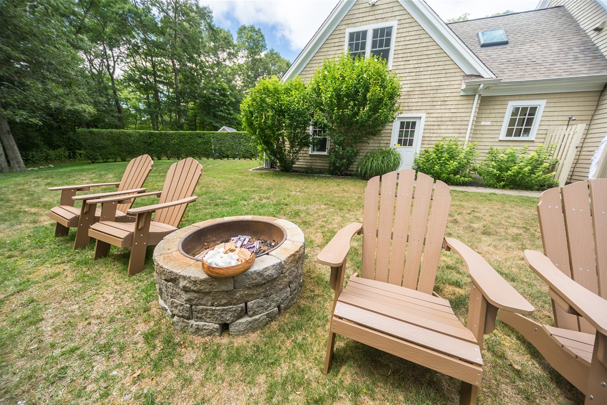 The perfect end to a lake day: fireside chats under the stars.