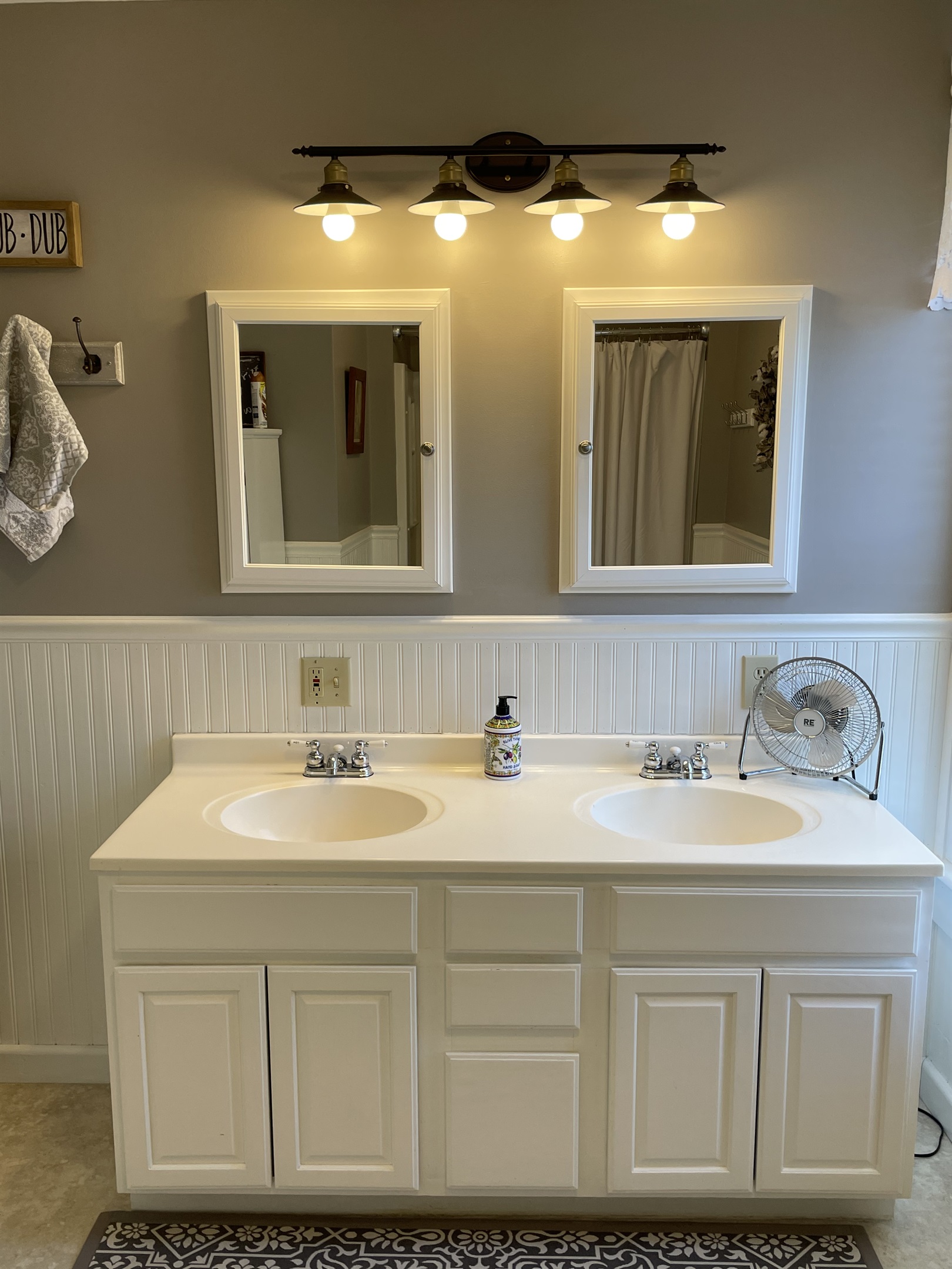 2nd floor bath off hallway