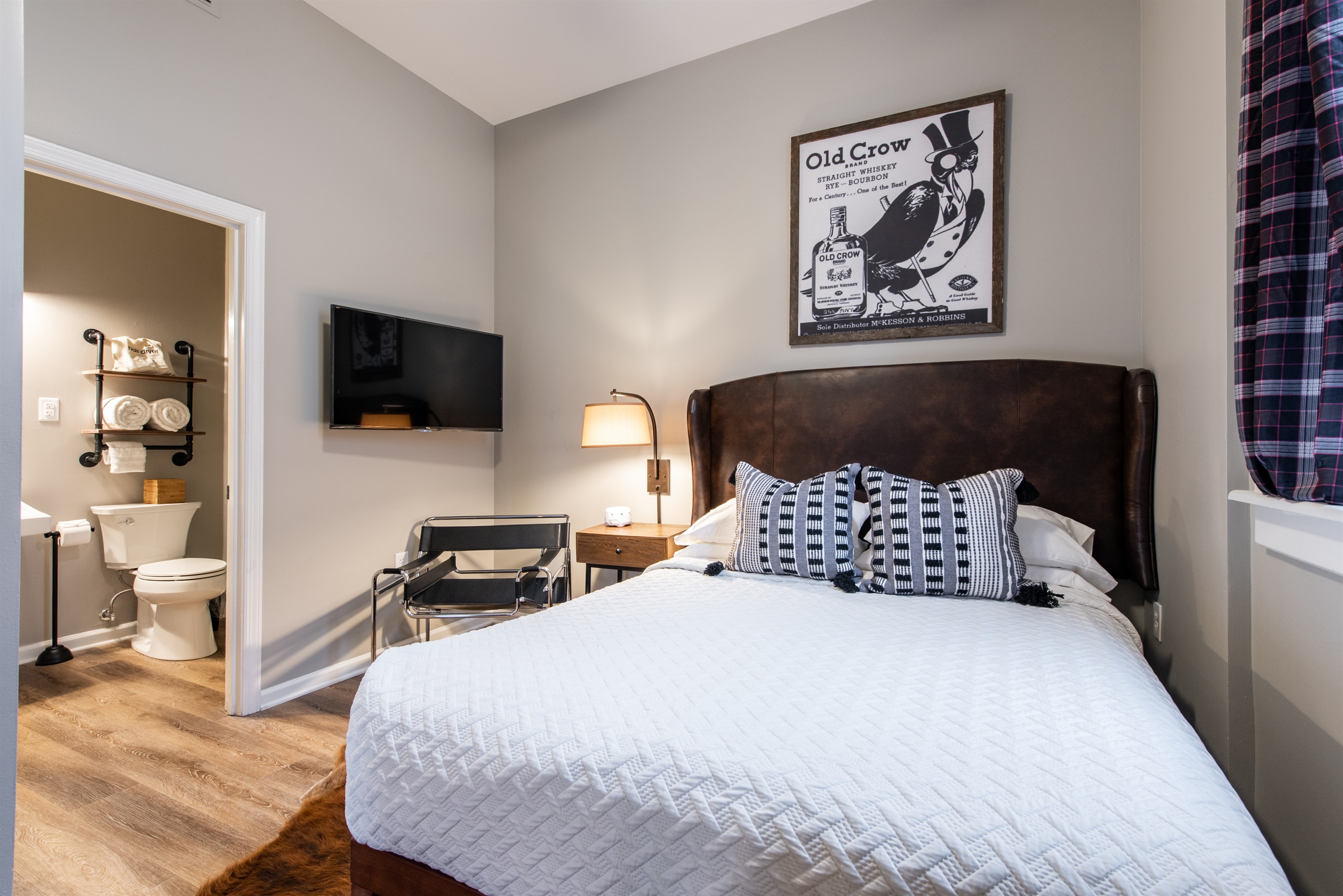 Old Crow Bedroom, Queen Bed, En-suite Bathroom, 45” Smart TV, Closet, White Noise