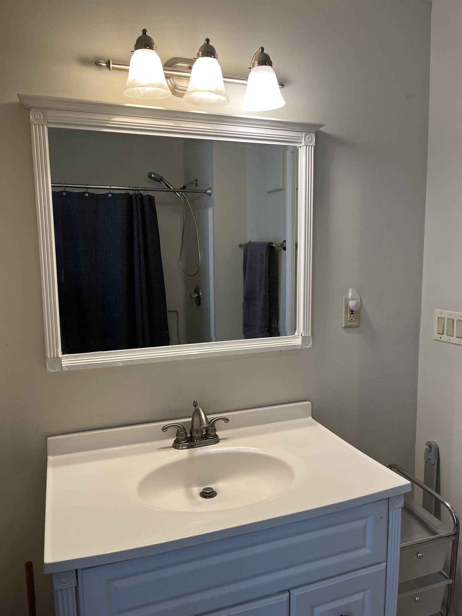 Bathroom with tub/shower