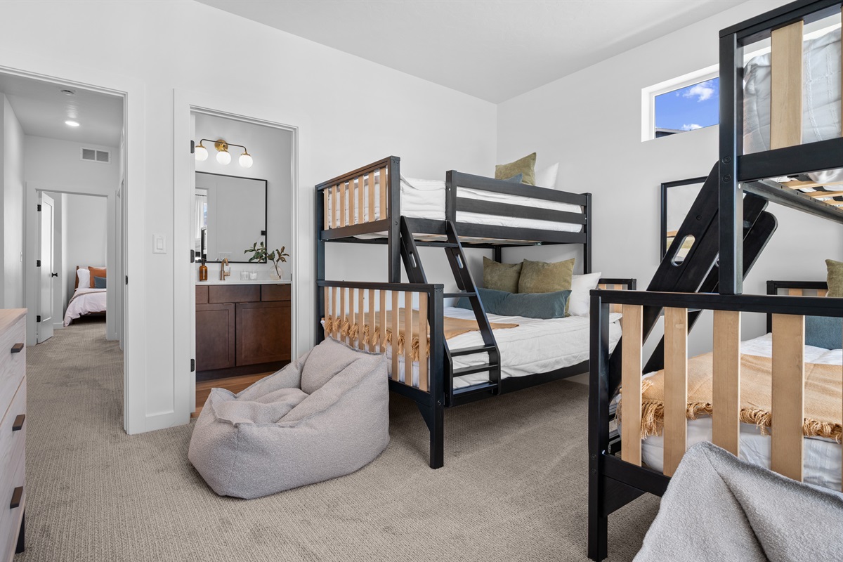 Family-friendly bunk room with ensuite and seating to relax