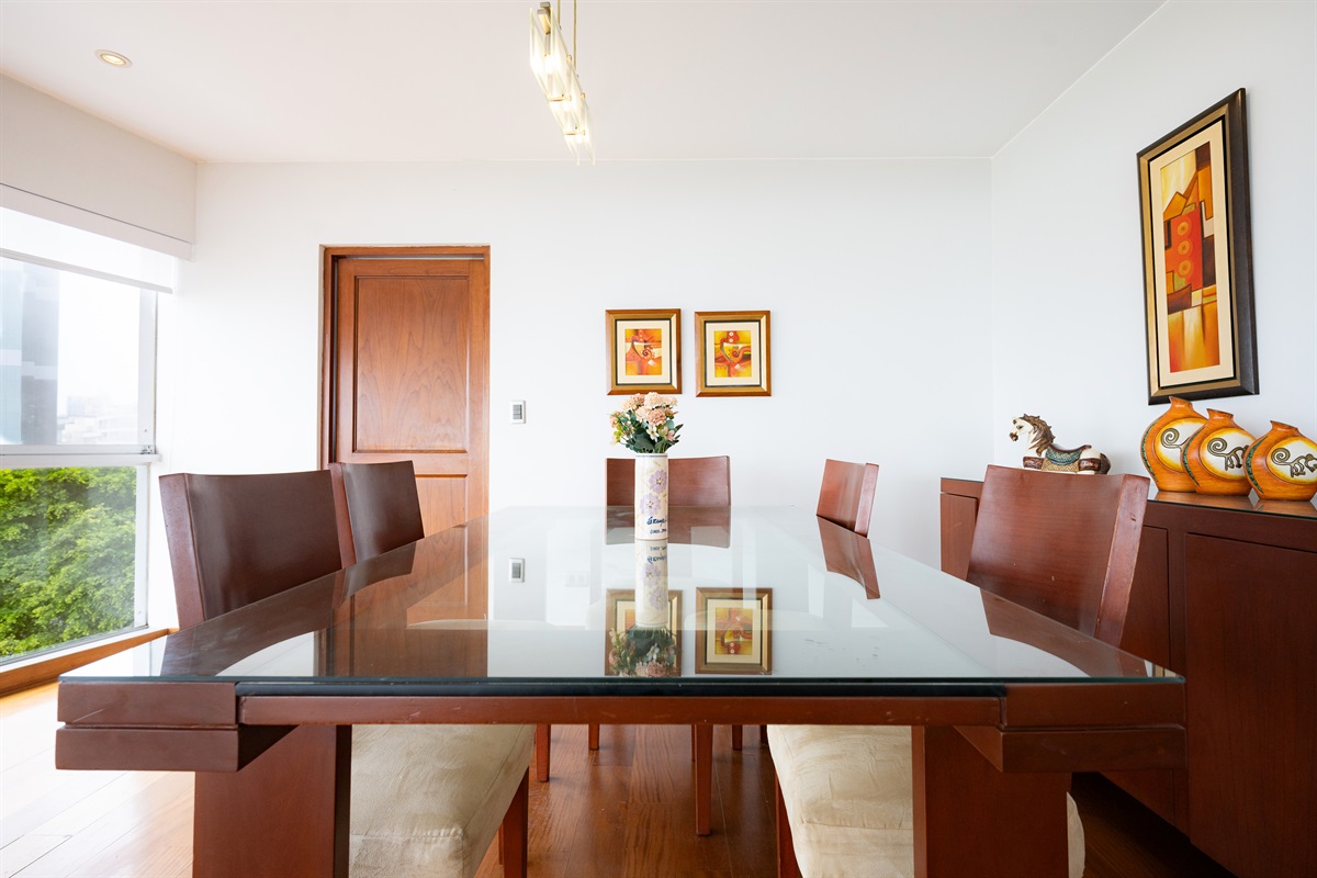 Spacious dining area for 6 — ideal for shared meals or remote work with a view.  /   Comedor amplio para 6 personas: ideal para comidas compartidas o trabajo remoto con vista.