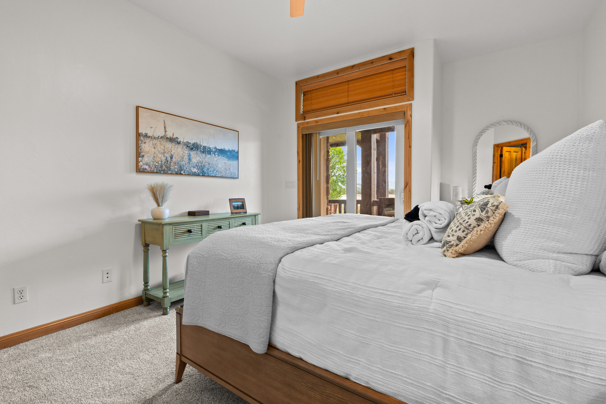 Bright and relaxing bedroom with warm mountain-inspired finishes and plenty of space to settle in.
