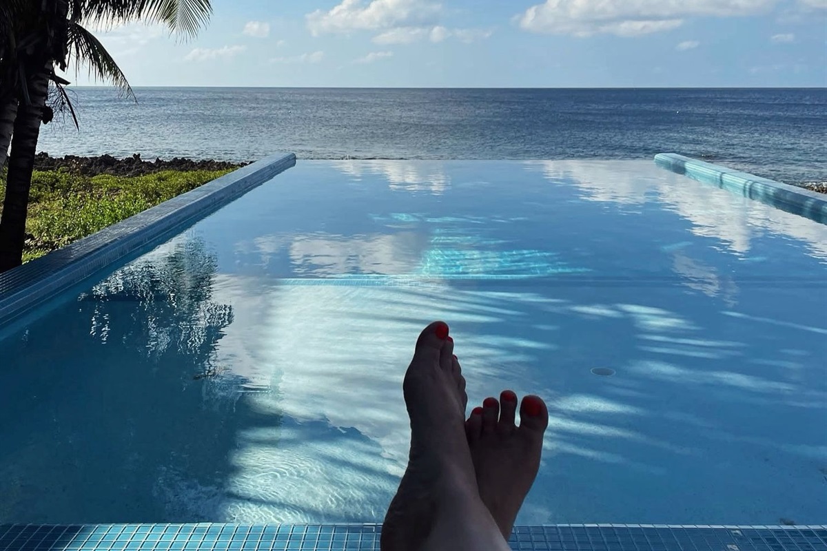 Soak in the limitless horizon from the edge of our crystal-clear infinity pool. Watch the turquoise Caribbean blend into the sky, offering unobstructed sunset views right from the water's edge. Pure paradise! 🌴🌊✨