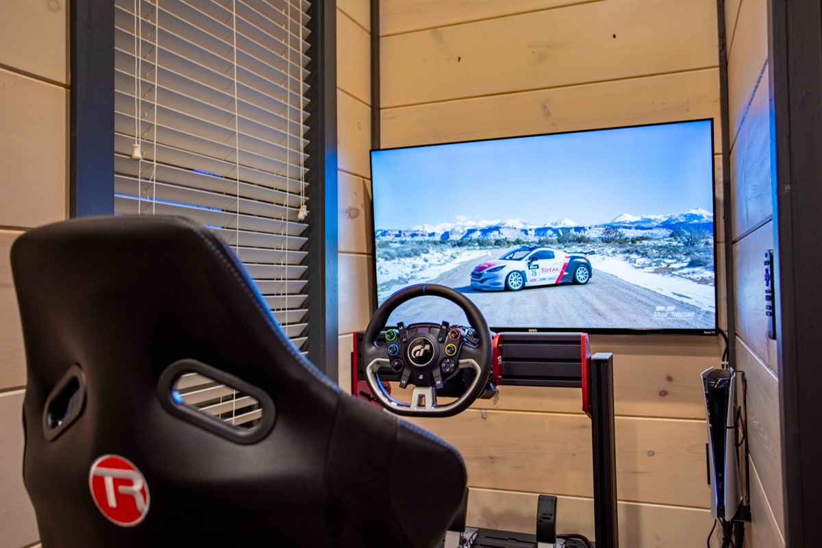 State of the art driving simulator set up a PS5 and Gran Turismo!
