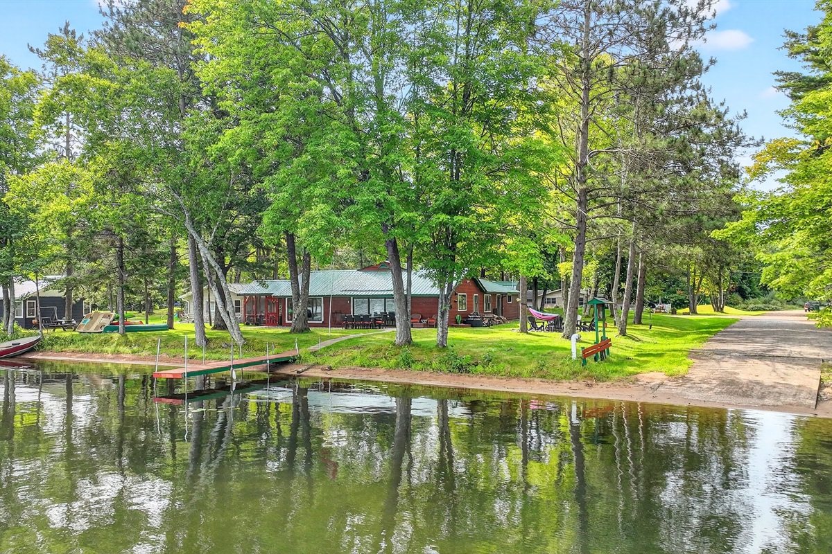 The home is located directly next to the boat ramp, so it is easy to bring your boat.