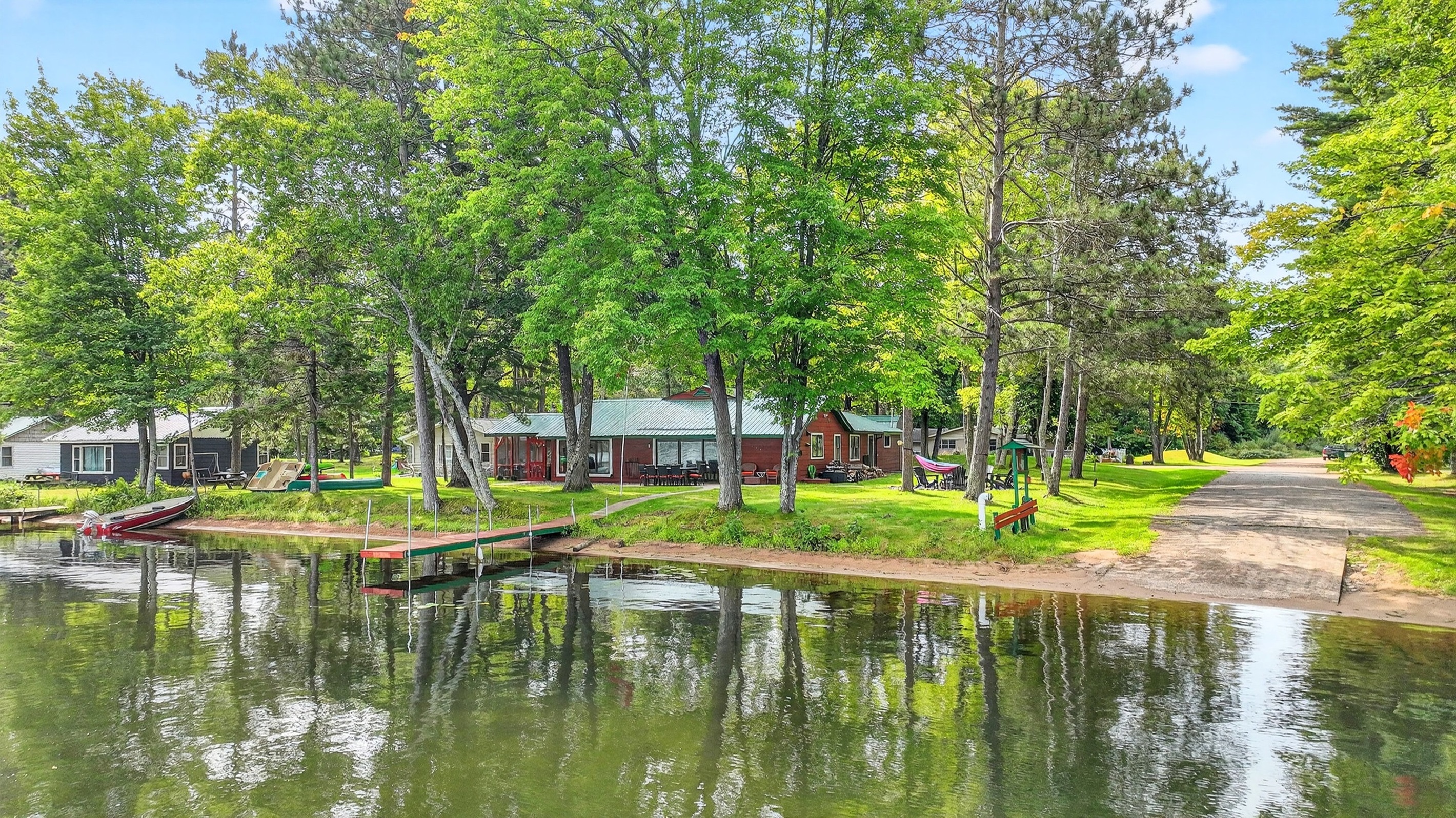The home is located directly next to the boat ramp, so it is easy to bring your boat.