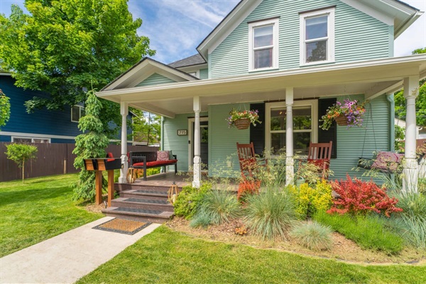 Downtown location just a few blocks to shopping, dining and entertainment.
