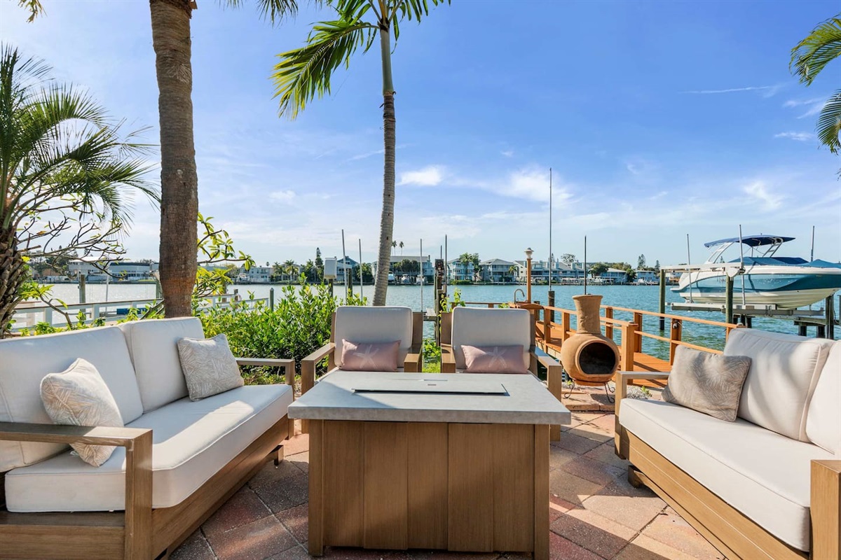 [Patio] Lounge area with view