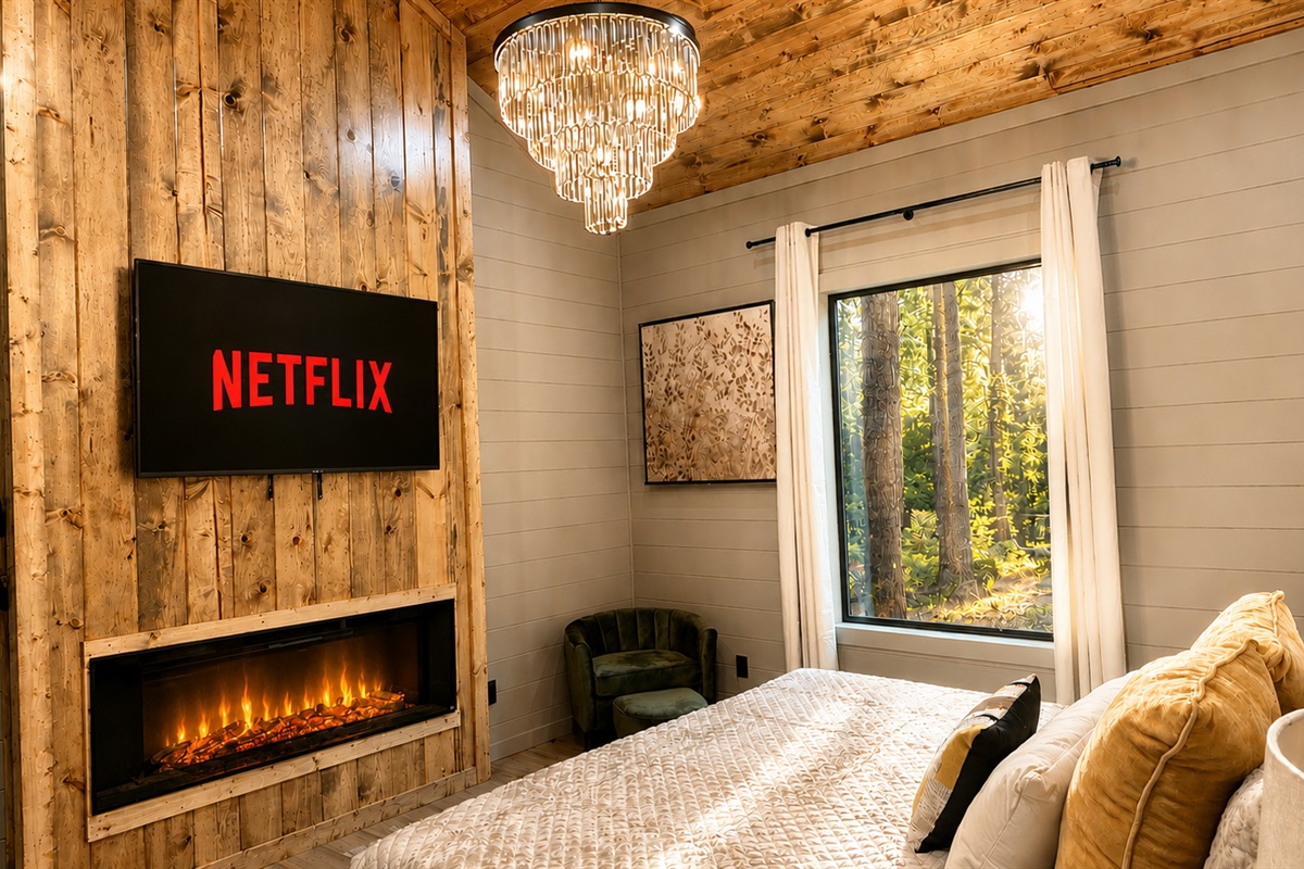 Bedroom Retreat: Enjoy Netflix by the fireplace with stunning forest views and modern decor!