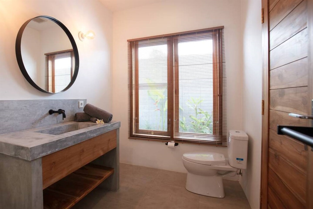 Conveniently, the toilet is equipped with an integrated bidet.