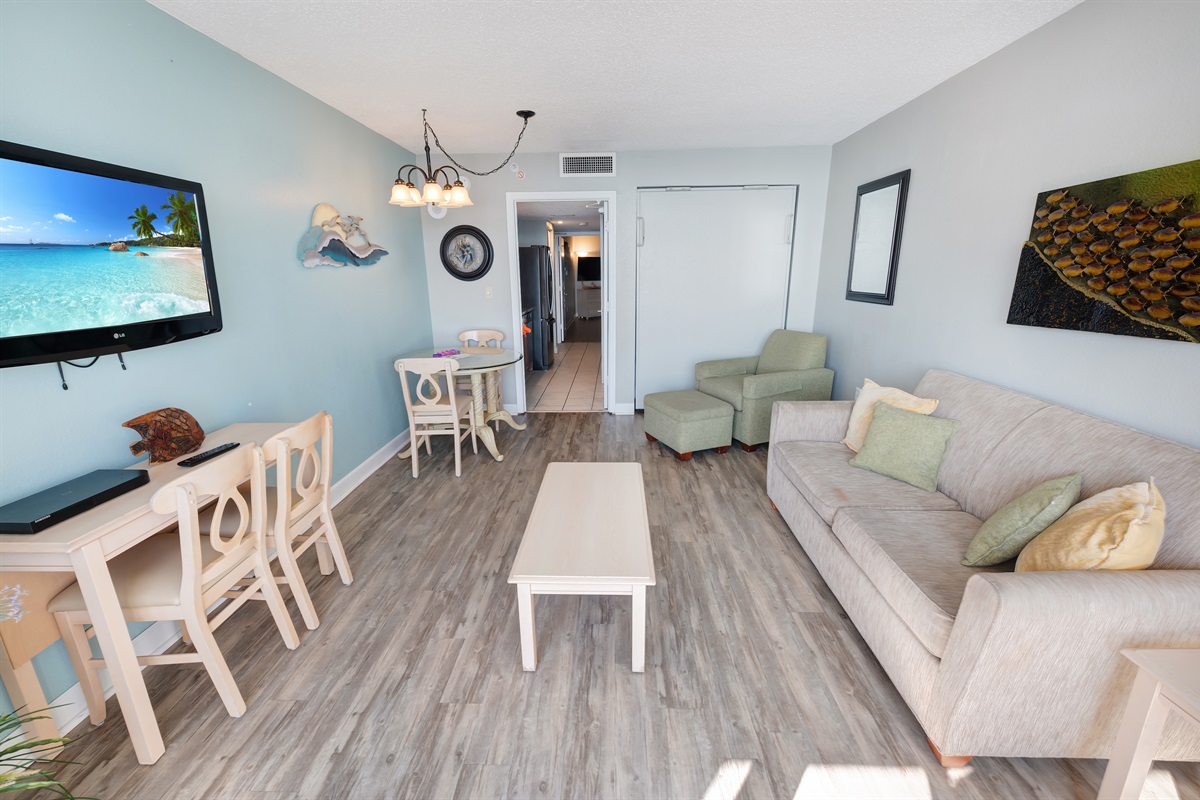 Living Room with Stunning Views🌊☀️