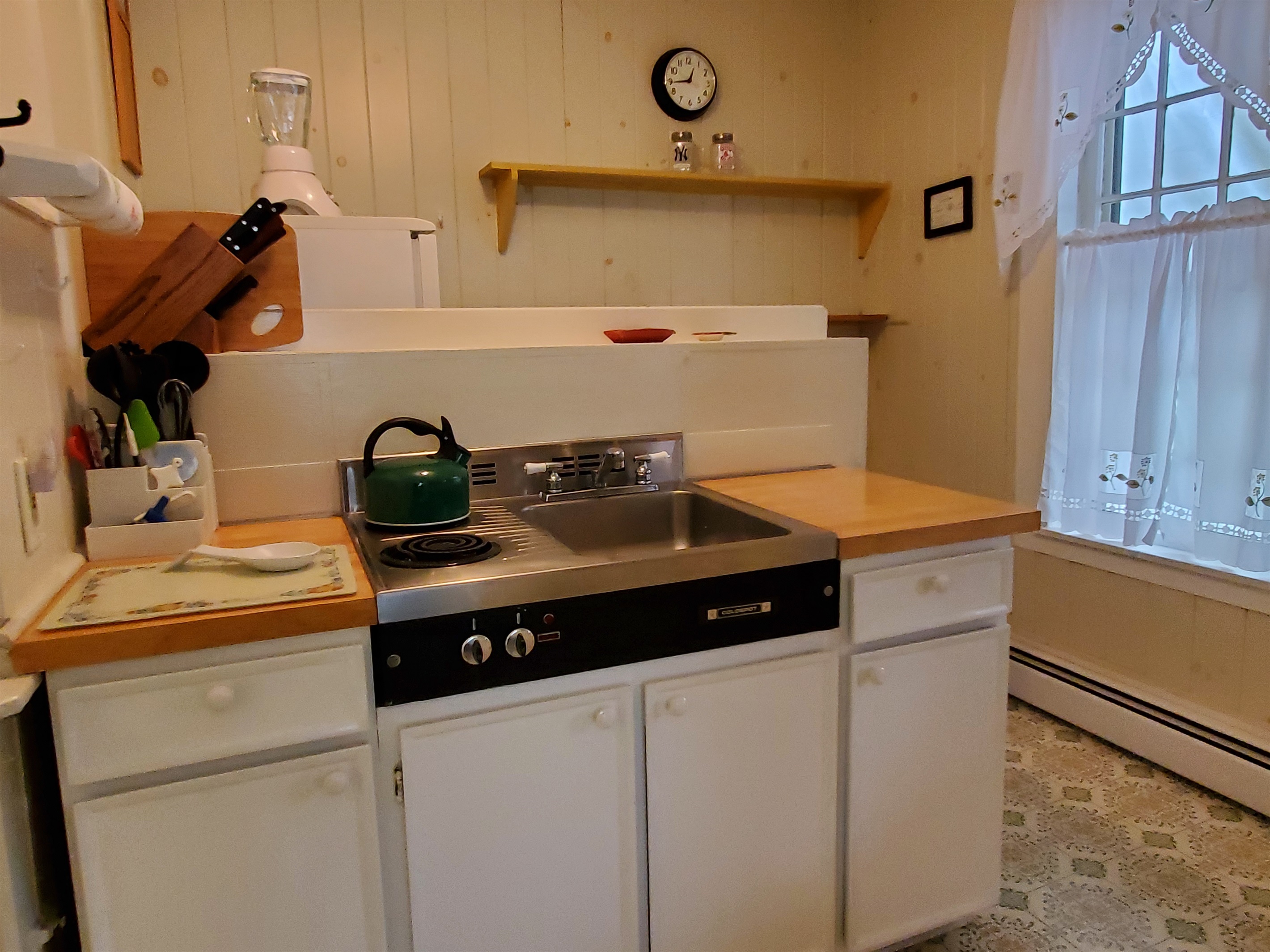 Kitchenette w/ cooktop - No oven