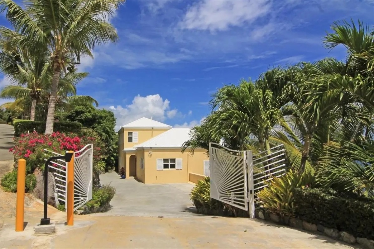 asy arrival with a wide driveway and simple access—rare convenience for St. Thomas villas.