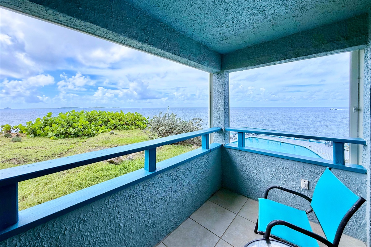 Start your morning here with coffee and end the day with a cocktail!