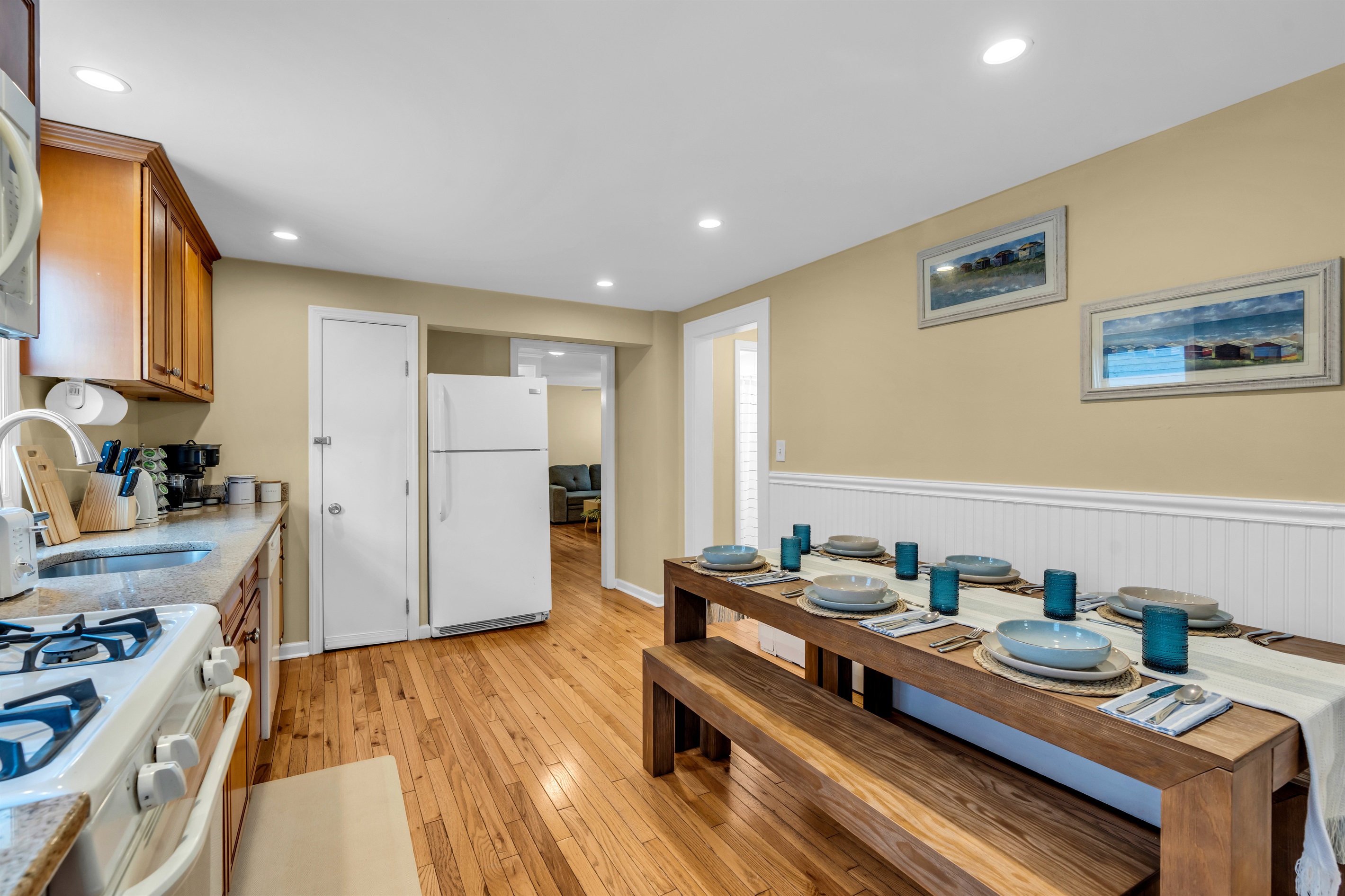 Nice design and fully stocked kitchen!
