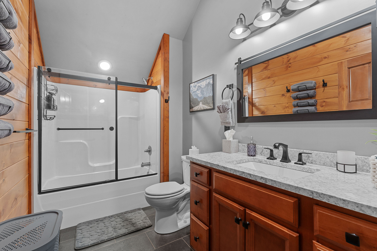 Hall Bathroom On Second Floor Between The Bedrooms
