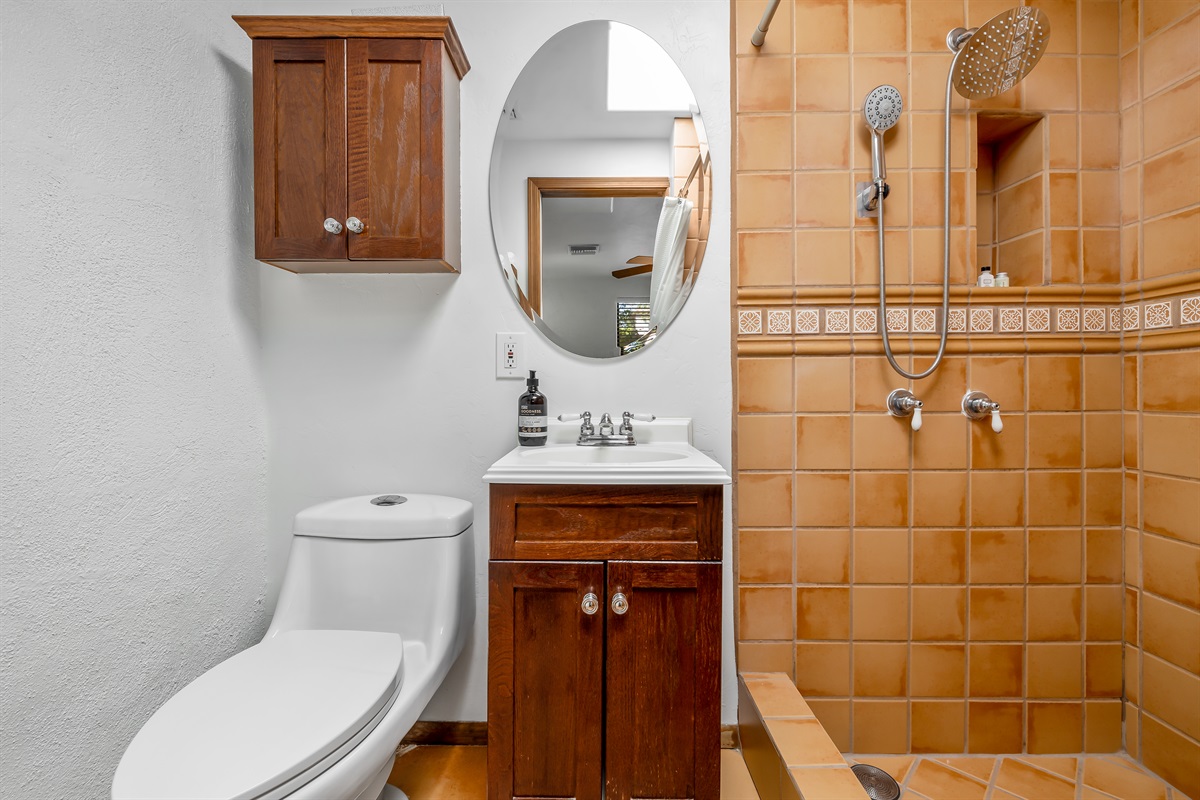 Queen bedroom, ensuite bathroom