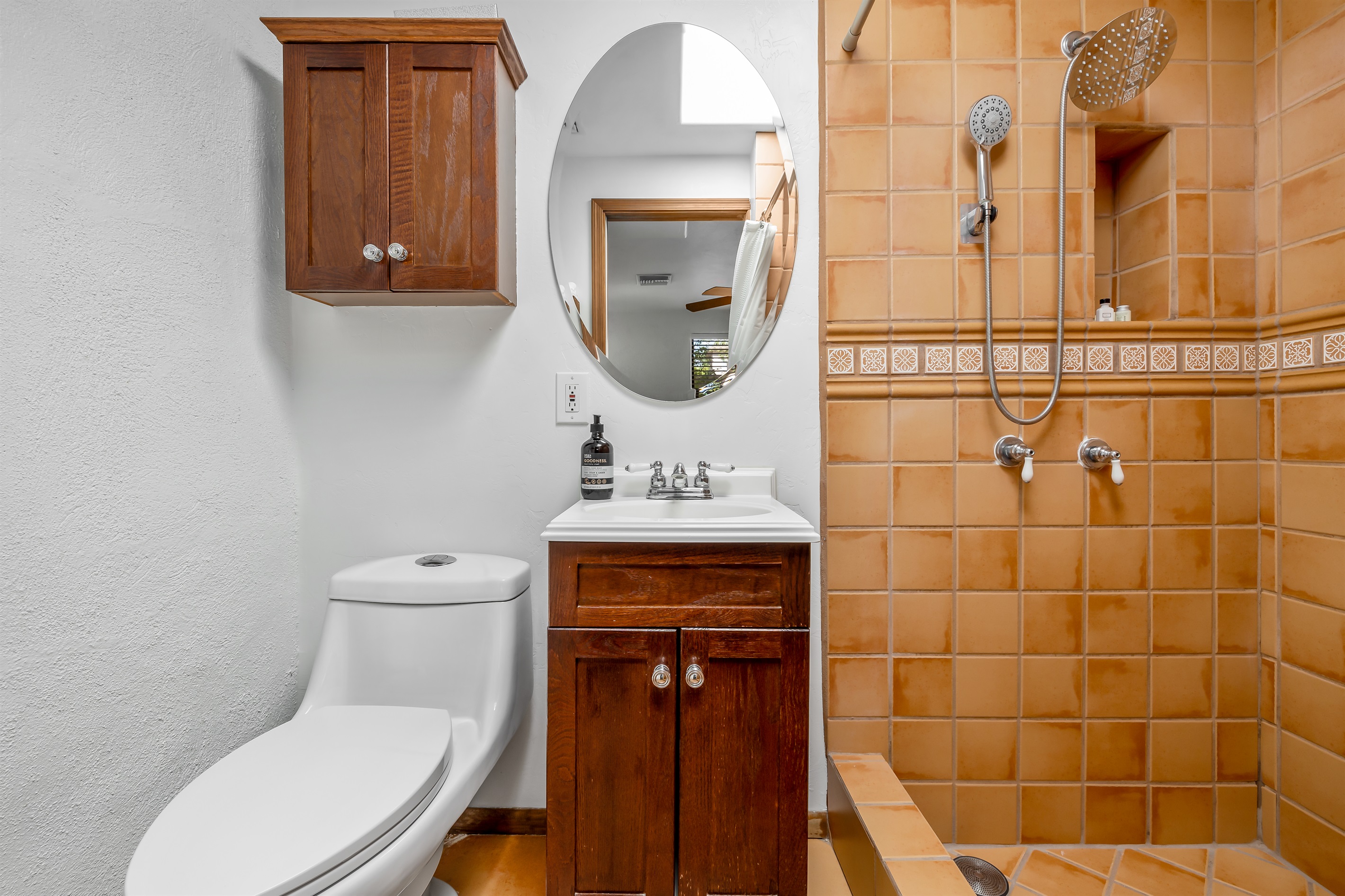 Queen bedroom, ensuite bathroom