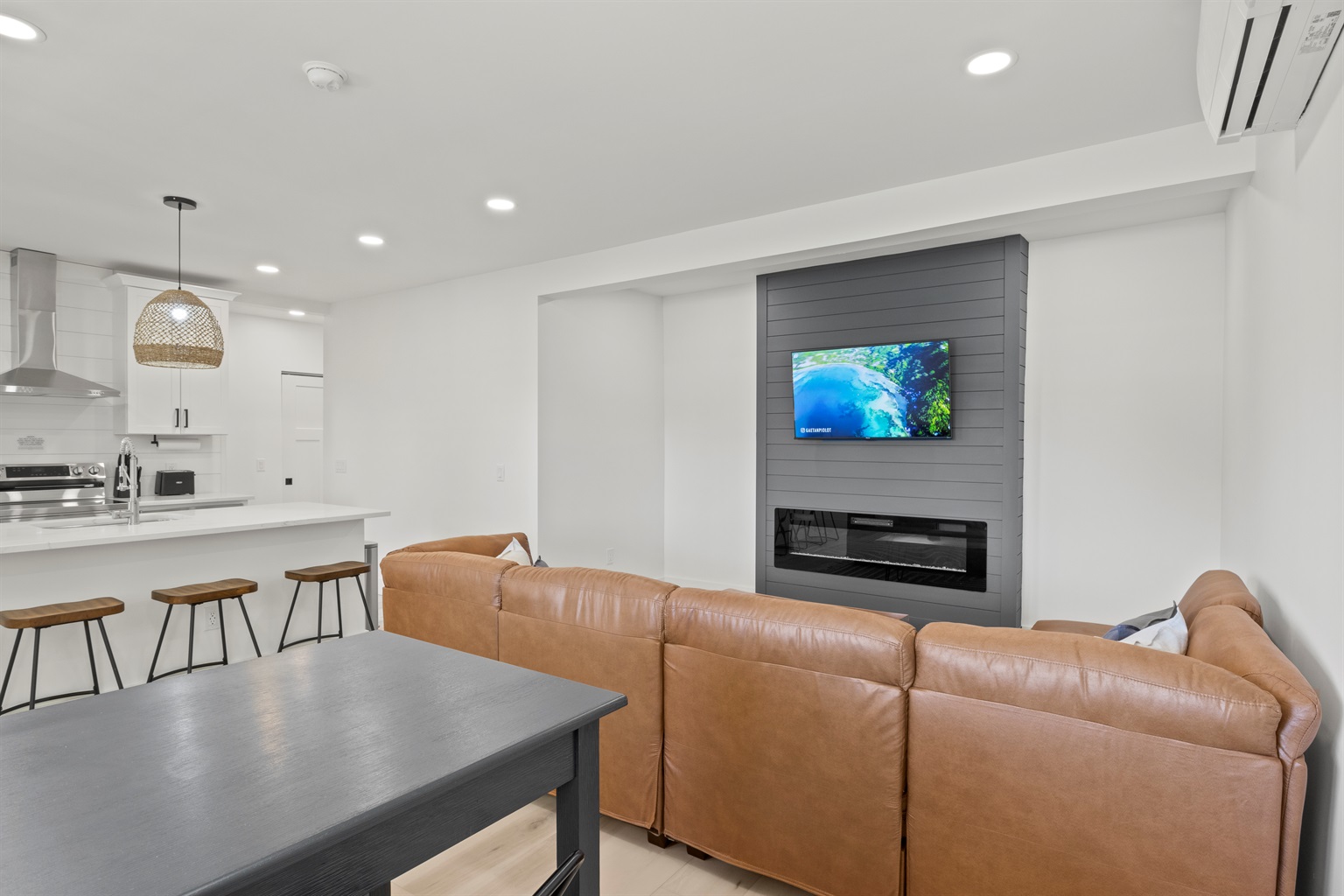 Living/Dining Combo w/ Dining Table