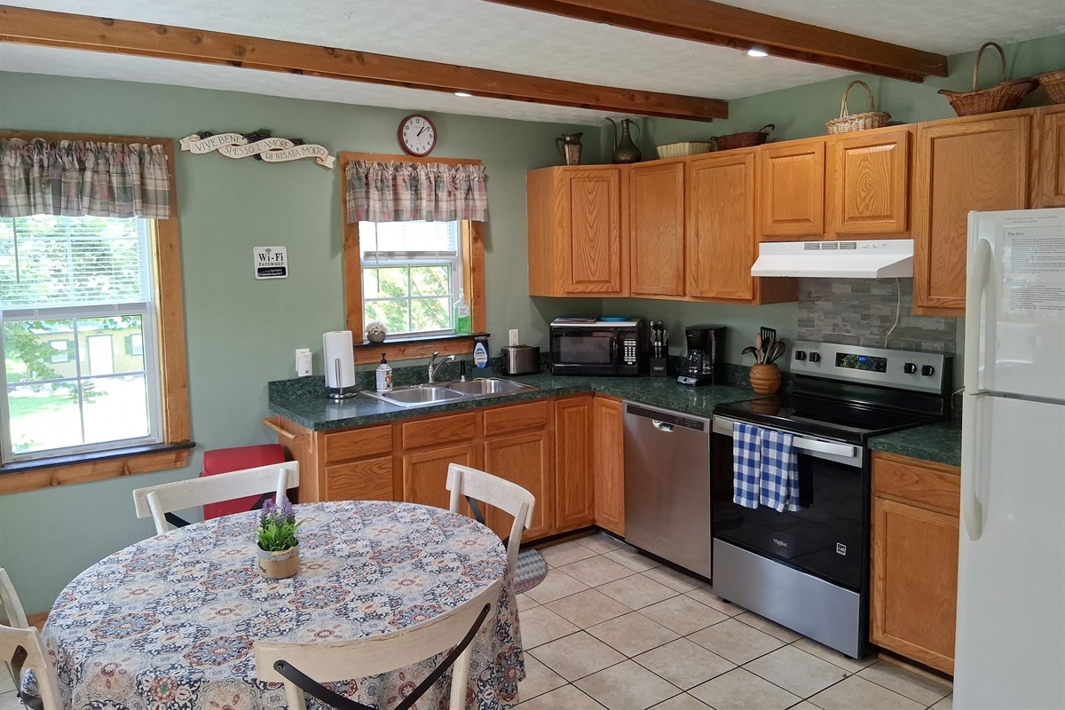 Newly painted full kitchen for cooking!