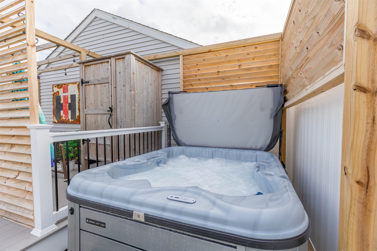 Private Hot Tub for cold winter nights - Guests LOVE this feature!
