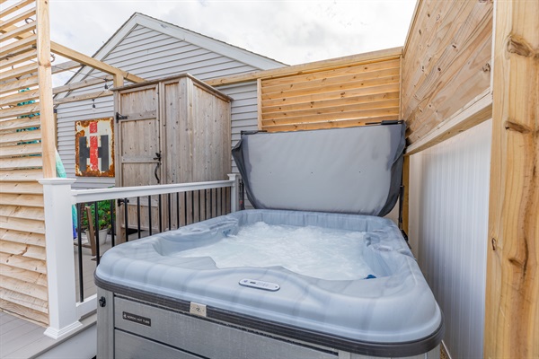 Private Hot Tub for cold winter nights - Guests LOVE this feature!