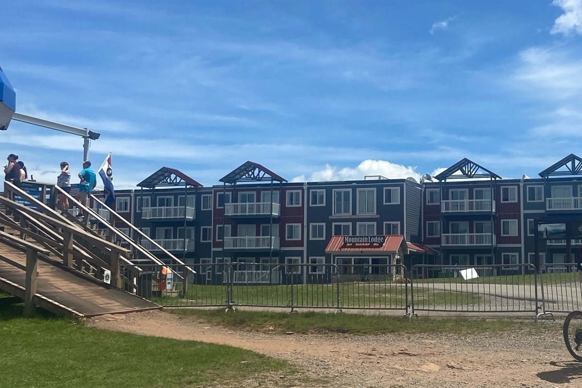 Mountain Lodge - conveniently located just steps from the top of Ballhooter Lift
