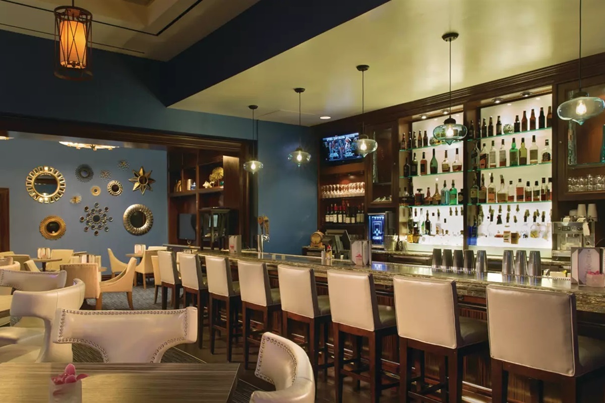 Unwind with craft cocktails just steps from your suite at the Signature’s stylish lobby bar 🍸